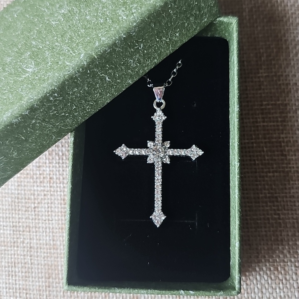 NIB Dazzling Silver Tone Cross Pendant Necklace With Glittering Rhinstones